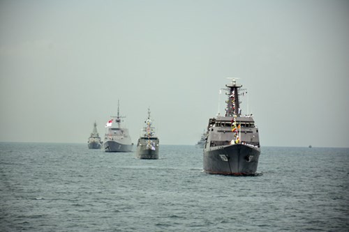 Tàu 012 - Lý Thái Tổ tham gia Duyệt binh tàu quốc tế 2017